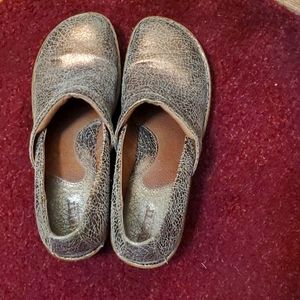 Born shoes metallic gold